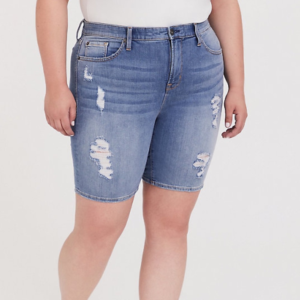 TORRID NWT PLUS SIZE JEAN SHORTS